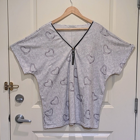 MISSLOOK Tops - EUC Misslook 3X  Cotton Blend Grey Heart Print Zip Collar Tee